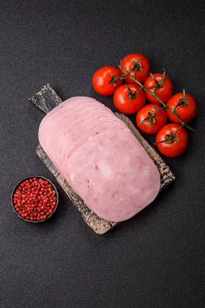 Sandviç için dilimlenmiş jambon, et veya domuz sosisi. Pişmiş prosciutto, jambon tabaklar için bir malzeme.