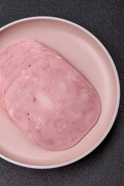 Sandviç için dilimlenmiş jambon, et veya domuz sosisi. Pişmiş prosciutto, jambon tabaklar için bir malzeme.