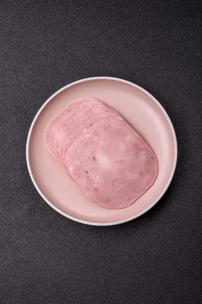 Sandviç için dilimlenmiş jambon, et veya domuz sosisi. Pişmiş prosciutto, jambon tabaklar için bir malzeme.