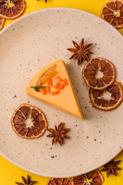 Limonlu ve çarkıfelek meyveli bir dilim sarı peynirli kek. Cheesecake, ev yapımı, doğum günü tatlıları.