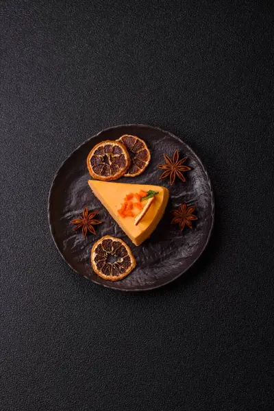 Limonlu ve çarkıfelek meyveli bir dilim sarı peynirli kek. Cheesecake, ev yapımı, doğum günü tatlıları.