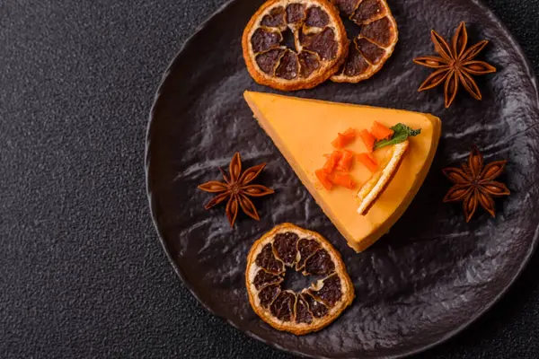 Limonlu ve çarkıfelek meyveli bir dilim sarı peynirli kek. Cheesecake, ev yapımı, doğum günü tatlıları.