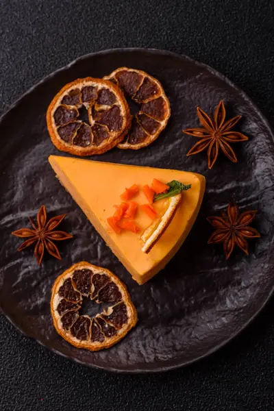 Limonlu ve çarkıfelek meyveli bir dilim sarı peynirli kek. Cheesecake, ev yapımı, doğum günü tatlıları.