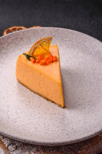Limonlu ve çarkıfelek meyveli bir dilim sarı peynirli kek. Cheesecake, ev yapımı, doğum günü tatlıları.