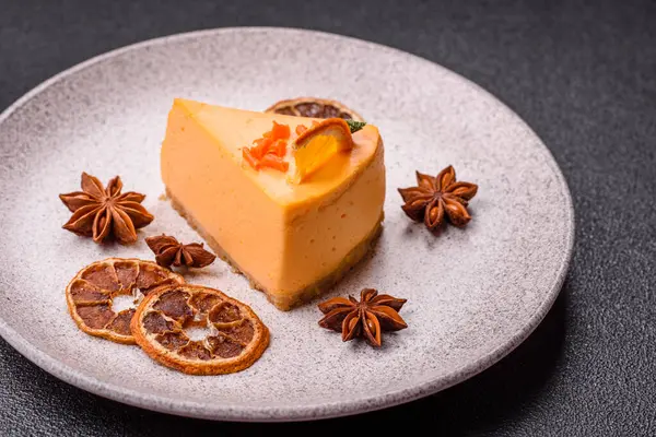 Limonlu ve çarkıfelek meyveli bir dilim sarı peynirli kek. Cheesecake, ev yapımı, doğum günü tatlıları.