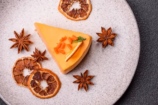 Limonlu ve çarkıfelek meyveli bir dilim sarı peynirli kek. Cheesecake, ev yapımı, doğum günü tatlıları.