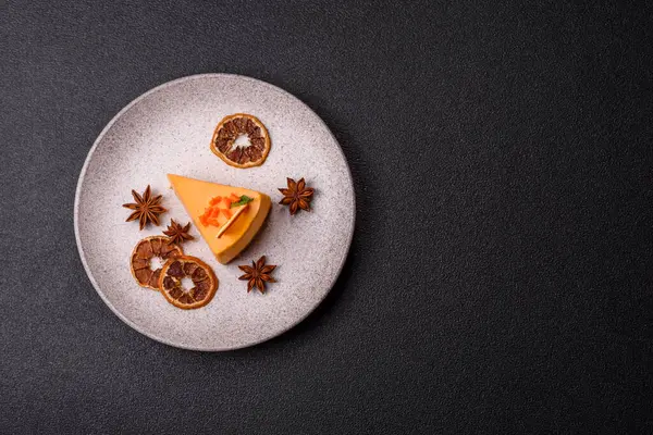 Limonlu ve çarkıfelek meyveli bir dilim sarı peynirli kek. Cheesecake, ev yapımı, doğum günü tatlıları.