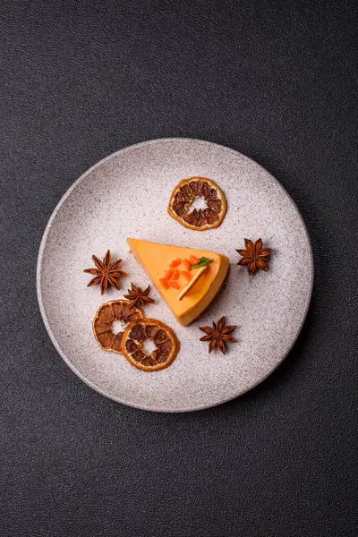 Limonlu ve çarkıfelek meyveli bir dilim sarı peynirli kek. Cheesecake, ev yapımı, doğum günü tatlıları.