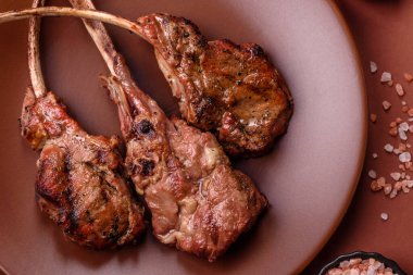 Et, ızgara dana eti, kaburga ya da biftek. Et yemeği, ızgara yemek.