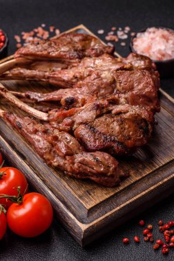 Et, ızgara dana eti, kaburga ya da biftek. Et yemeği, ızgara yemek.