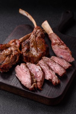 Et, ızgara dana eti, kaburga ya da biftek. Et yemeği, ızgara yemek.