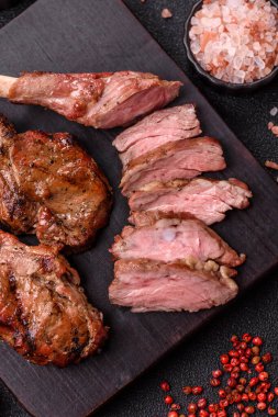 Et, ızgara dana eti, kaburga ya da biftek. Et yemeği, ızgara yemek.