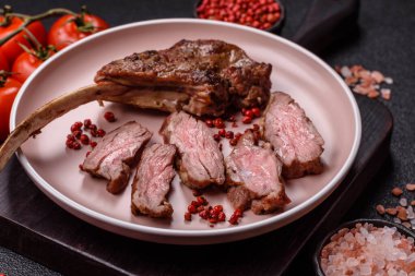 Et, ızgara dana eti, kaburga ya da biftek. Et yemeği, ızgara yemek.