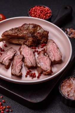 Et, ızgara dana eti, kaburga ya da biftek. Et yemeği, ızgara yemek.