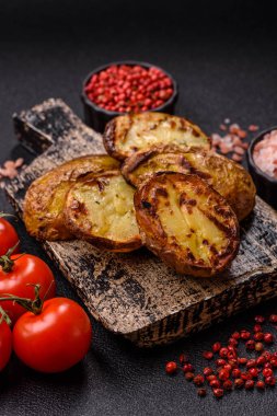 Yiyecek, patates, ikiye bölünmüş ya da ızgara. Fırında patates, tuz ve baharat.