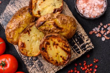 Yiyecek, patates, ikiye bölünmüş ya da ızgara. Fırında patates, tuz ve baharat.