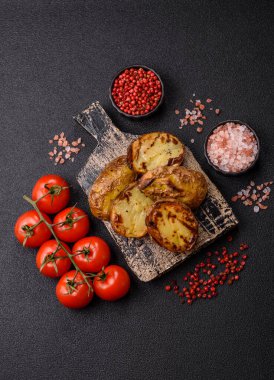 Yiyecek, patates, ikiye bölünmüş ya da ızgara. Fırında patates, tuz ve baharat.