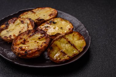 Yiyecek, patates, ikiye bölünmüş ya da ızgara. Fırında patates, tuz ve baharat.