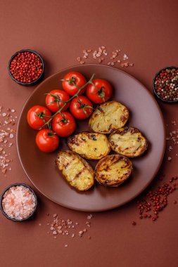Yiyecek, patates, ikiye bölünmüş ya da ızgara. Fırında patates, tuz ve baharat.