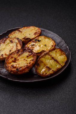 Yiyecek, patates, ikiye bölünmüş ya da ızgara. Fırında patates, tuz ve baharat.