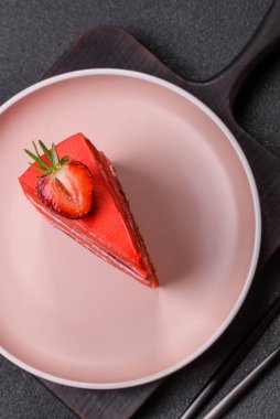 Yemek arkaplanı olarak bir parça kırmızı kadife kek. Doğum günü kutlamaları, düğünler için tatlı pastalar.