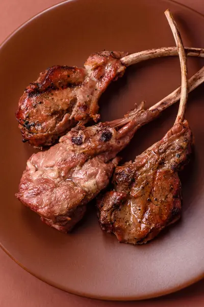 Et, ızgara dana eti, kaburga ya da biftek. Et yemeği, ızgara yemek.