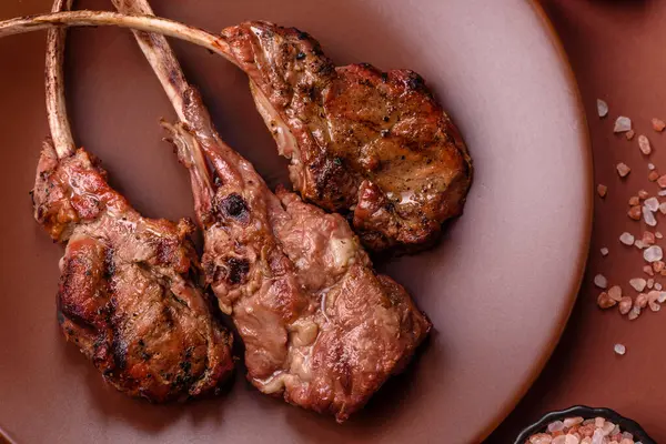 Et, ızgara dana eti, kaburga ya da biftek. Et yemeği, ızgara yemek.