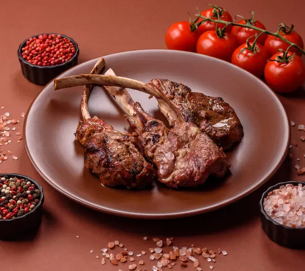 Et, ızgara dana eti, kaburga ya da biftek. Et yemeği, ızgara yemek.