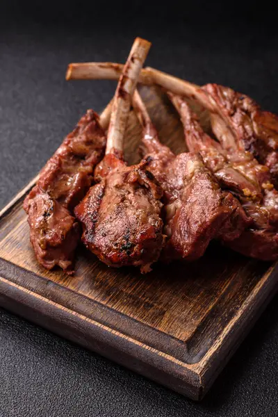 Et, ızgara dana eti, kaburga ya da biftek. Et yemeği, ızgara yemek.