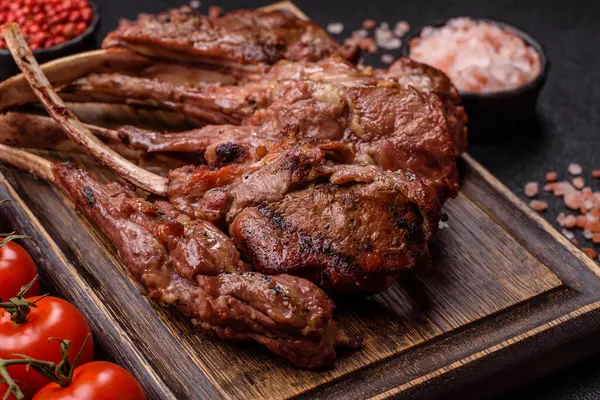 Et, ızgara dana eti, kaburga ya da biftek. Et yemeği, ızgara yemek.