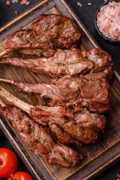 Et, ızgara dana eti, kaburga ya da biftek. Et yemeği, ızgara yemek.