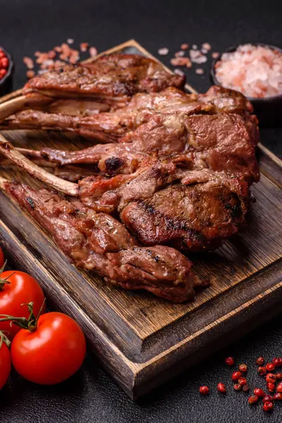 Et, ızgara dana eti, kaburga ya da biftek. Et yemeği, ızgara yemek.