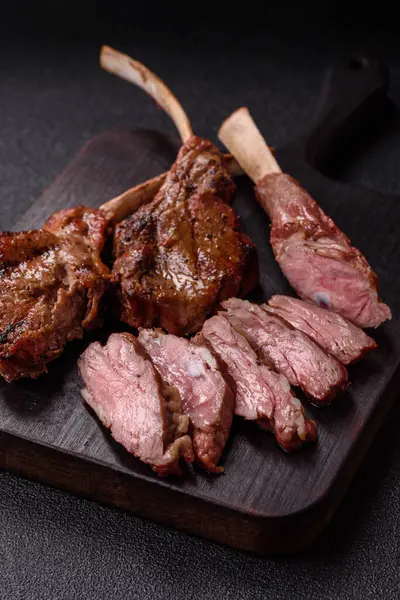 Et, ızgara dana eti, kaburga ya da biftek. Et yemeği, ızgara yemek.