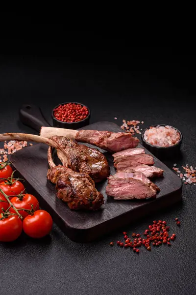 Et, ızgara dana eti, kaburga ya da biftek. Et yemeği, ızgara yemek.