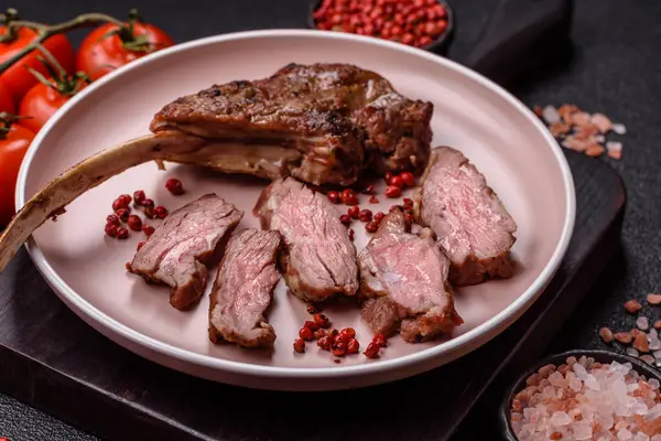 Et, ızgara dana eti, kaburga ya da biftek. Et yemeği, ızgara yemek.