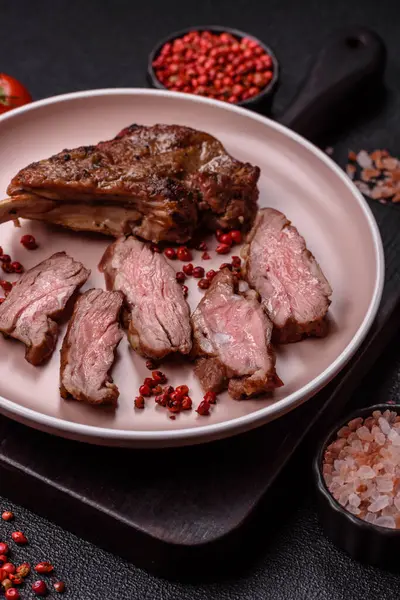 Et, ızgara dana eti, kaburga ya da biftek. Et yemeği, ızgara yemek.