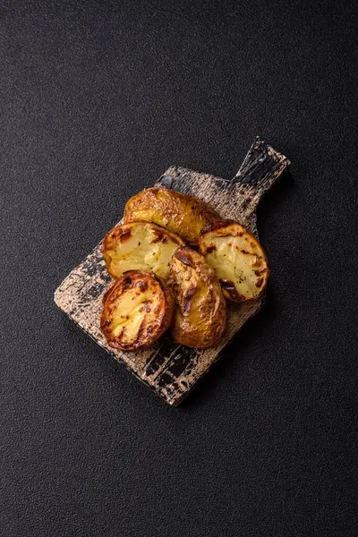 Yiyecek, patates, ikiye bölünmüş ya da ızgara. Fırında patates, tuz ve baharat.