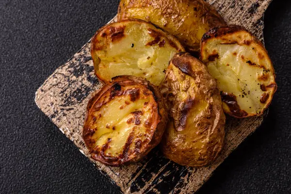 Yiyecek, patates, ikiye bölünmüş ya da ızgara. Fırında patates, tuz ve baharat.