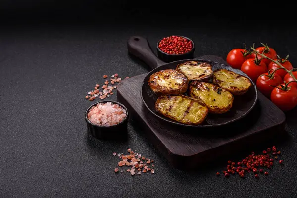 Yiyecek, patates, ikiye bölünmüş ya da ızgara. Fırında patates, tuz ve baharat.