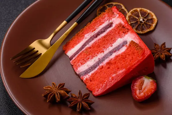 Yemek arkaplanı olarak bir parça kırmızı kadife kek. Doğum günü kutlamaları, düğünler için tatlı pastalar.