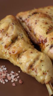 Kızarmış tavuk budu ya da çeyreklik. Seramik tabakta tuzlu ve baharatlı ızgara et.