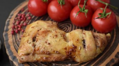 Kızarmış tavuk budu ya da çeyreklik. Seramik tabakta tuzlu ve baharatlı ızgara et.