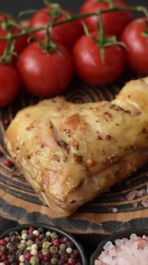 Kızarmış tavuk budu ya da çeyreklik. Seramik tabakta tuzlu ve baharatlı ızgara et.