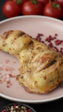 Kızarmış tavuk budu ya da çeyreklik. Seramik tabakta tuzlu ve baharatlı ızgara et.