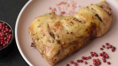 Kızarmış tavuk budu ya da çeyreklik. Seramik tabakta tuzlu ve baharatlı ızgara et.