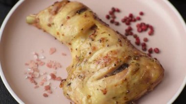 Kızarmış tavuk budu ya da çeyreklik. Seramik tabakta tuzlu ve baharatlı ızgara et.