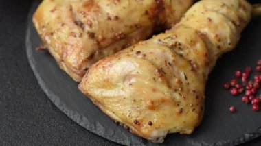 Kızarmış tavuk budu ya da çeyreklik. Seramik tabakta tuzlu ve baharatlı ızgara et.