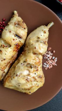 Kızarmış tavuk budu ya da çeyreklik. Seramik tabakta tuzlu ve baharatlı ızgara et.