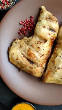 Kızarmış tavuk budu ya da çeyreklik. Seramik tabakta tuzlu ve baharatlı ızgara et.