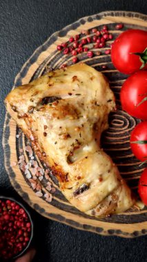 Kızarmış tavuk budu ya da çeyreklik. Seramik tabakta tuzlu ve baharatlı ızgara et.